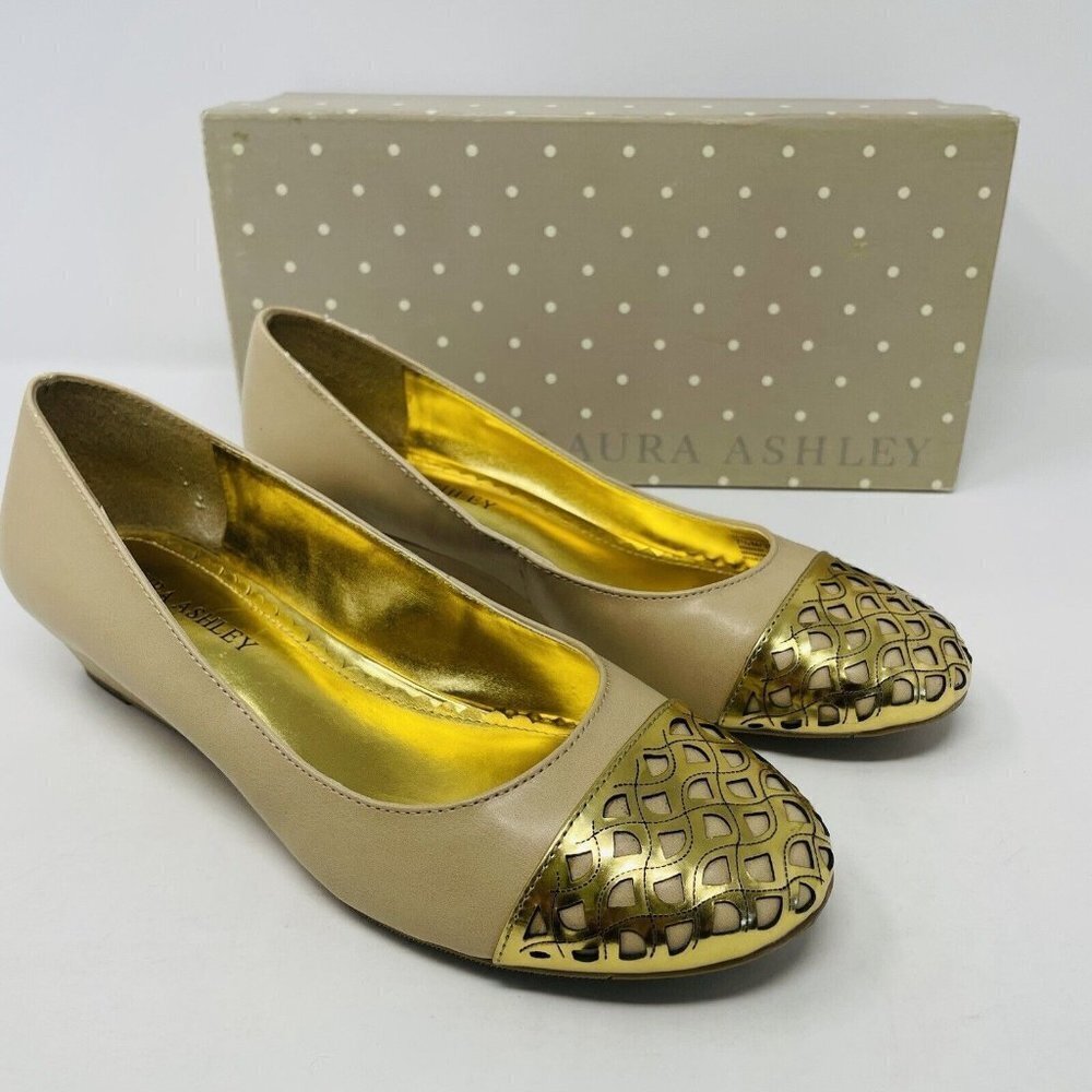Laura Ashley Womens Size 7.5M Addison Faux Leather‎ Wedge Heels in Cuban Sand